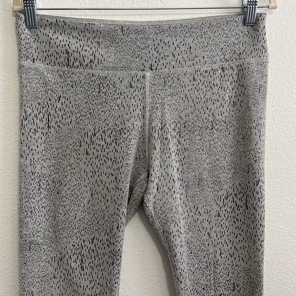 Women’s Fabletics burnout Capri pants leggings black heather gray constellation - Picture 3 of 10
